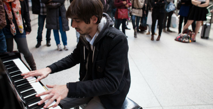 Jouer du piano dans les bibliothèques (©Lucile Pescadère / Mairie de Paris)